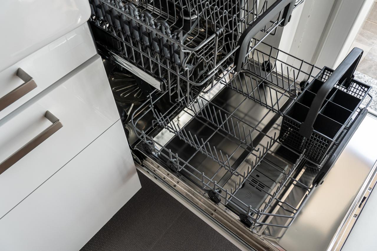 How To Clean Your Dishwasher Hands-free With White Vinegar