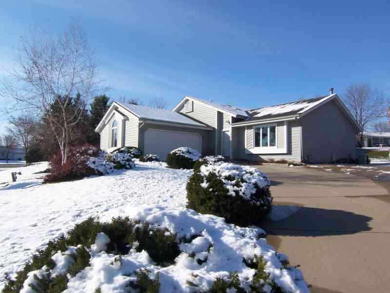 1263 Willow Grove, Pewaukee, WI 53072