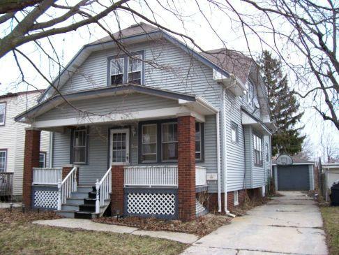 2049 Hickory Grove Av, Racine, WI 53403