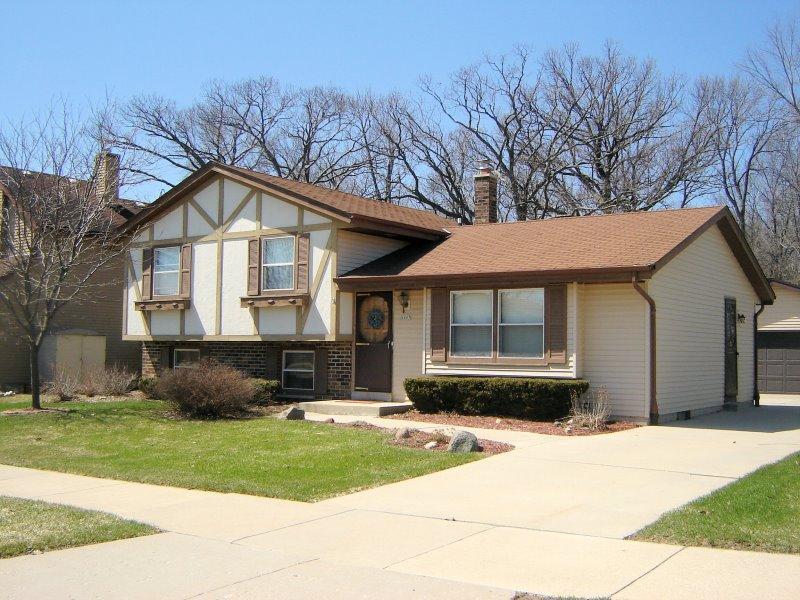 8495 S Parknoll Dr., Oak Creek, WI 53154