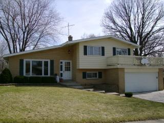 5323 Olympia Ln., Greendale, WI 53129