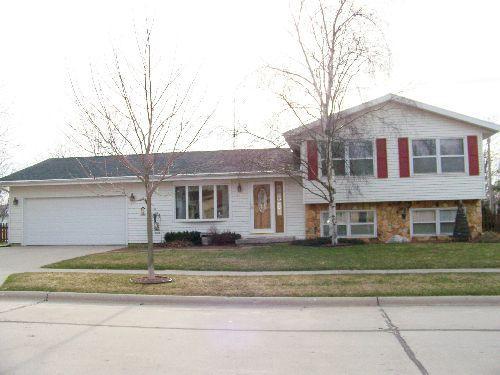 1366 Hazelwood Dr., Manitowoc, WI 54220
