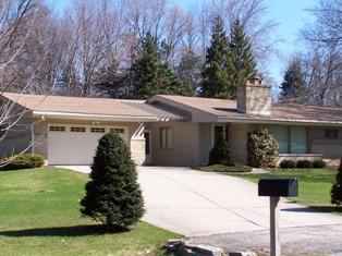 4212 W Scenic Dr., Mequon, WI 53092