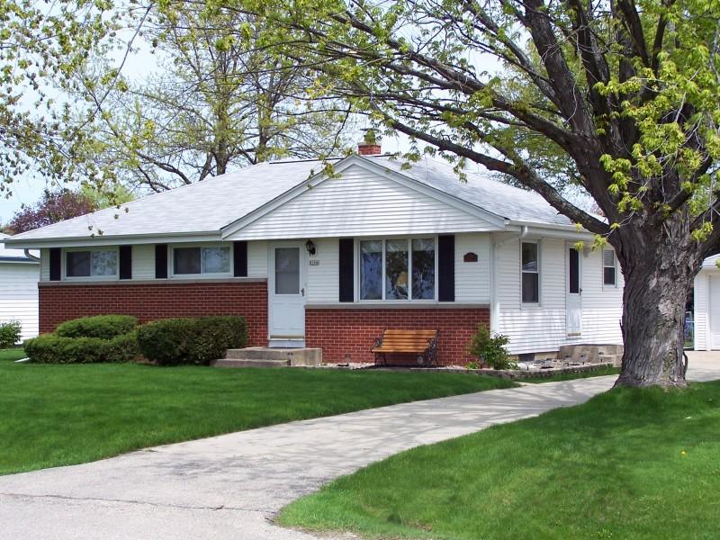 8206 N 55th St, Brown Deer, WI 53223