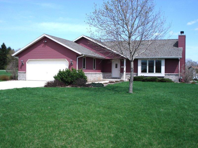 3890 Thornapple Rd, Hartford, WI 53086
