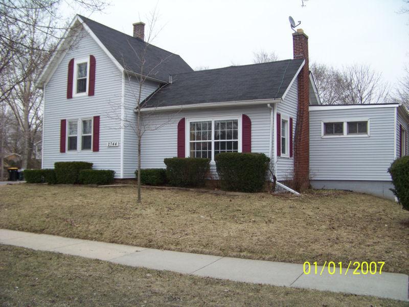 2744 N 124th St, Wauwatosa, WI 53222