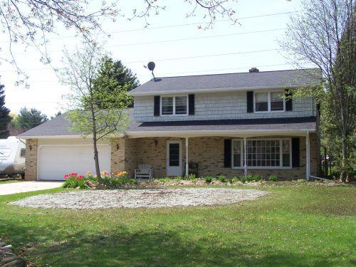 453 Douglas Ln., Cedarburg, WI 53012