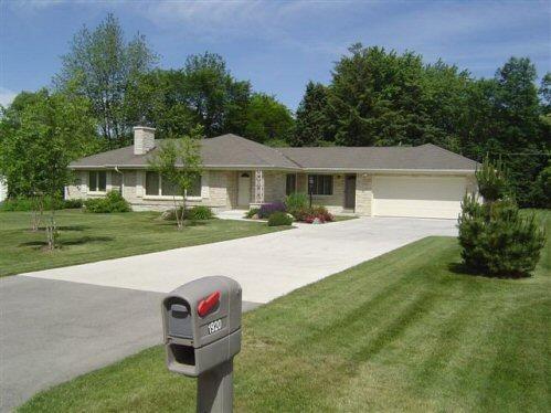 1920 Fairhaven Blvd, Elm Grove, WI 53122