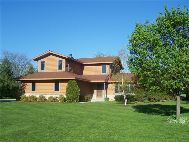 W275S2052 Fenway Dr., Waukesha, WI 53188