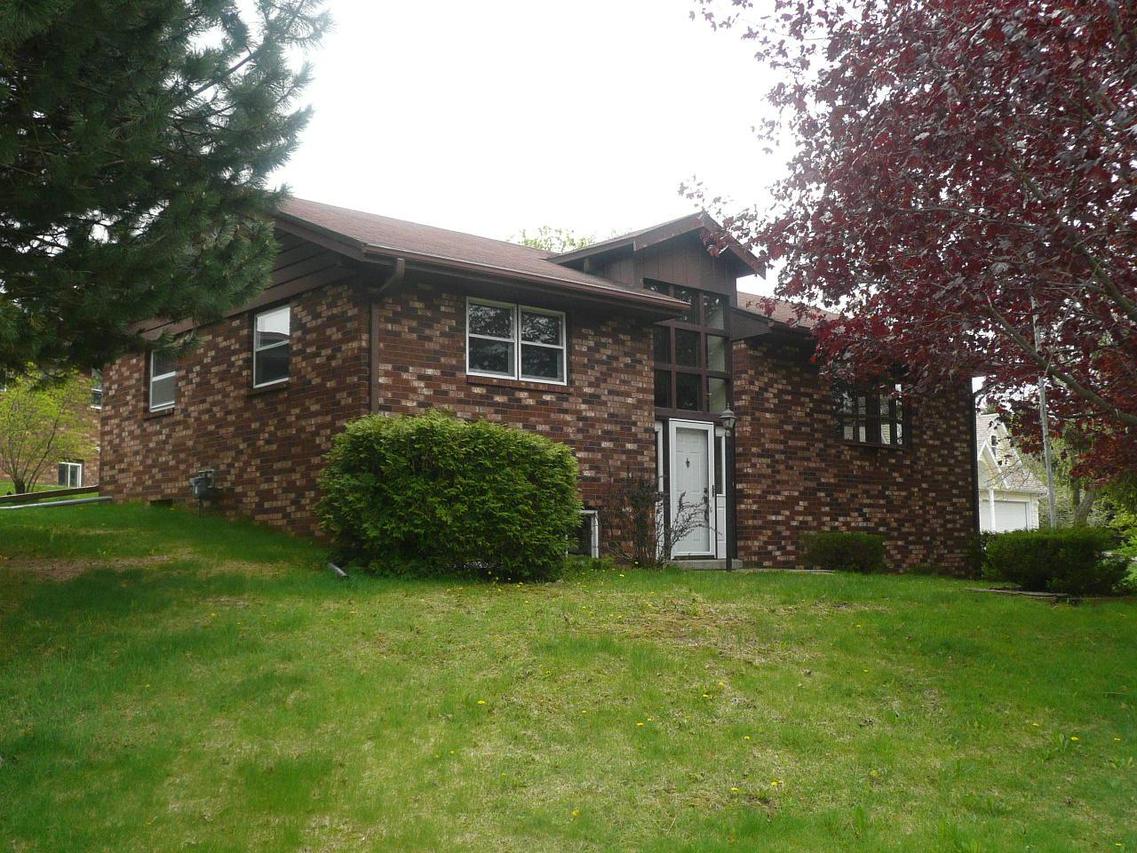 116 Oakview Dr., Slinger, WI 53086