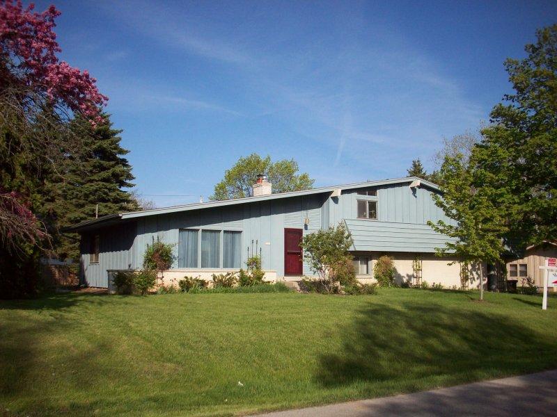6910 N Rockledge Ave., Glendale, WI 53209