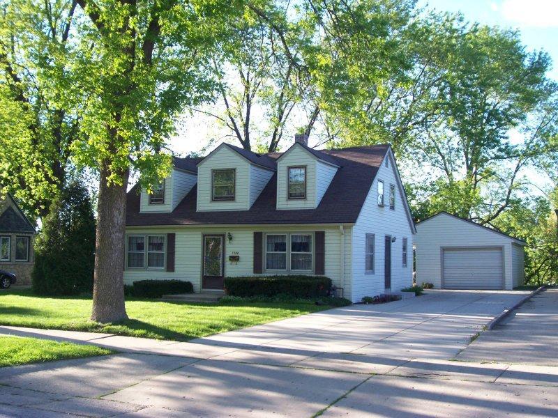 1344 Hillside Dr., Waukesha, WI 53186