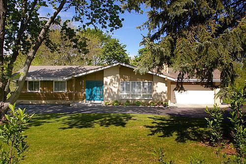 3745 N Pilgrim Rd, Brookfield, WI 53005