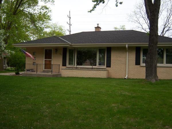 2137 Crestview Ct, Wauwatosa, WI 53226