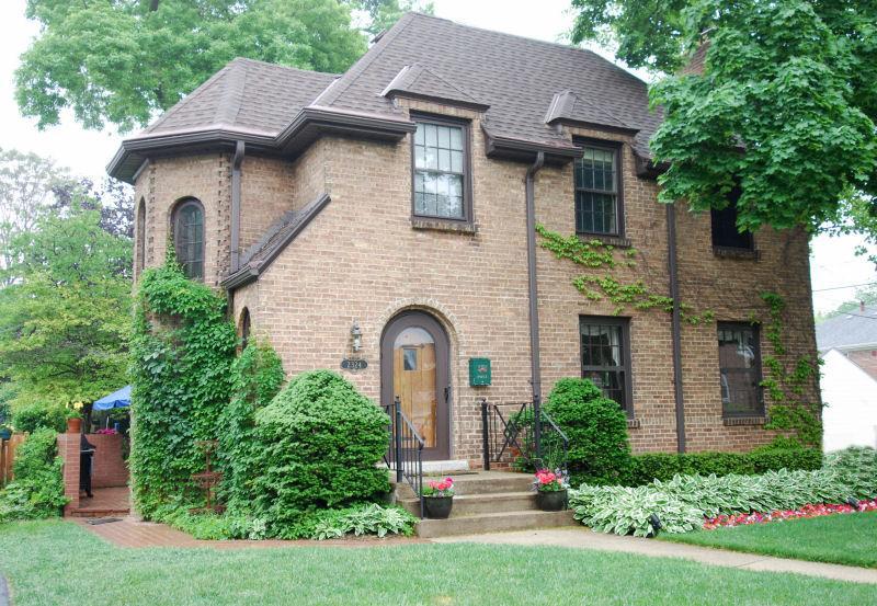 2324 N 82nd St, Wauwatosa, WI 53213