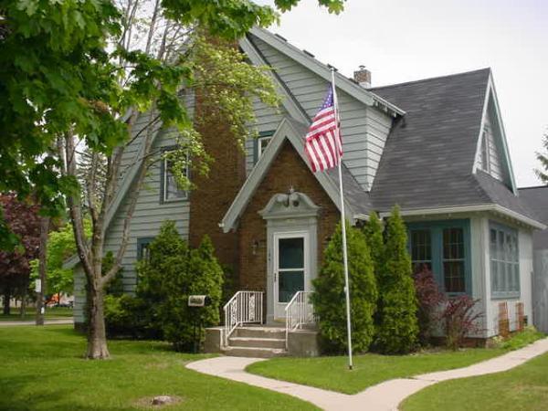 1041 N 15th St., Manitowoc, WI 54220