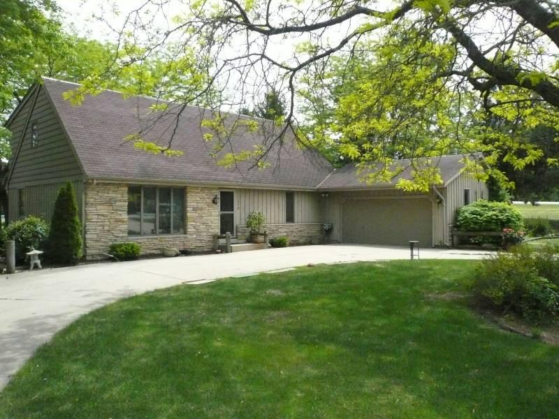 3370 S Ann Louise Dr., New Berlin, WI 53146