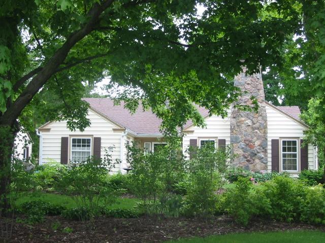 5830 Lilac Ln., Hales Corners, WI 53130
