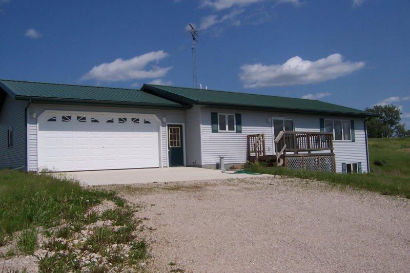 7261 Badger Ln., Wayne, WI 53002