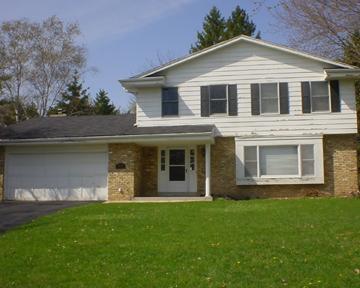 3900 W Honey Creek Cir., Greenfield, WI 53221