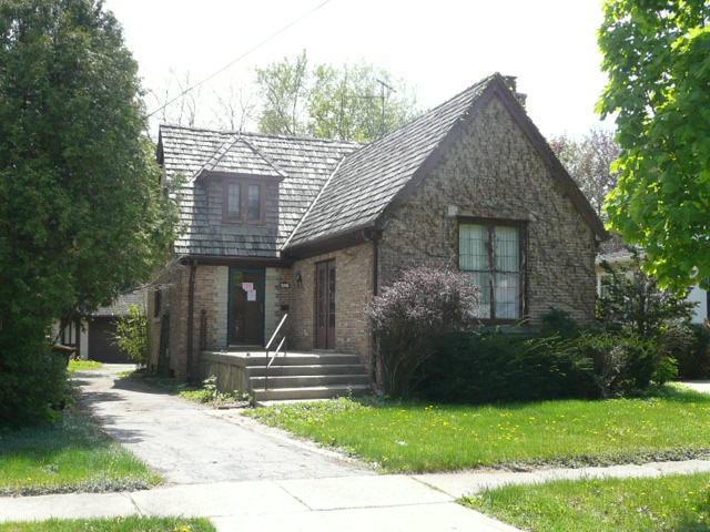 6821 W Kinsman St, Wauwatosa, WI 53213