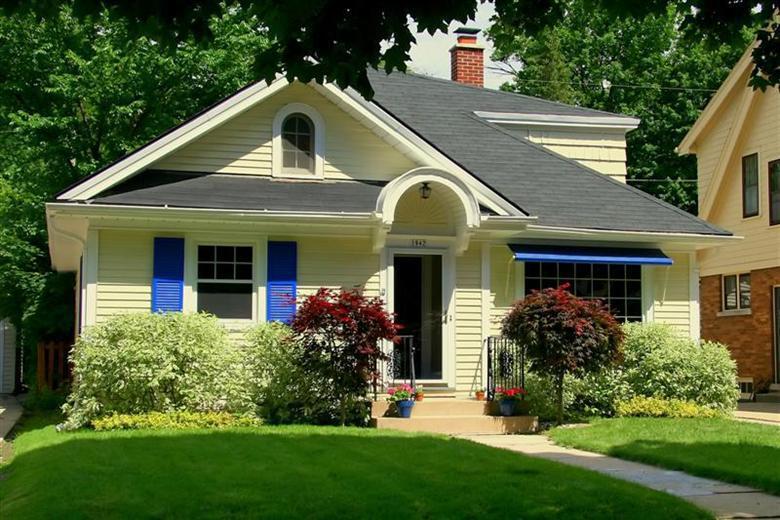 1942 N 84th St., Wauwatosa, WI 53226