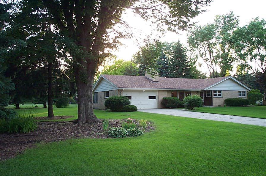 2765 Burlawn Pkwy, Brookfield, WI 53005