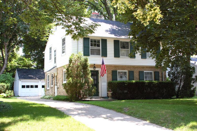 2646 N Harding Blvd., Wauwatosa, WI 53226