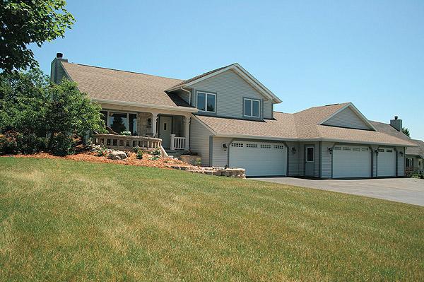 3230 Hawthorn Ln., Hartford, WI 53027