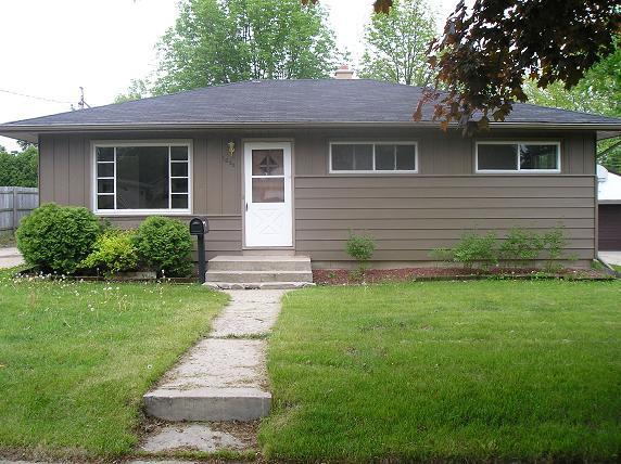 1623 Birch Dr, Waukesha, WI 53188