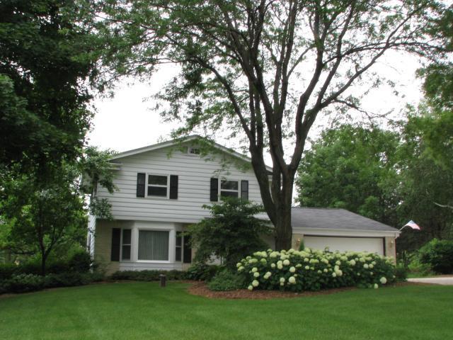 553 Beechwood Dr., Cedarburg, WI 53012