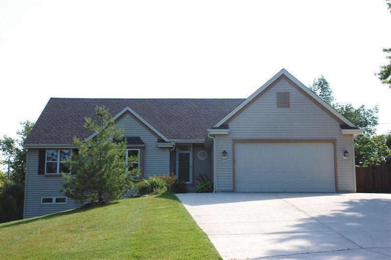 3530 S Woodland Ct, New Berlin, WI 53146
