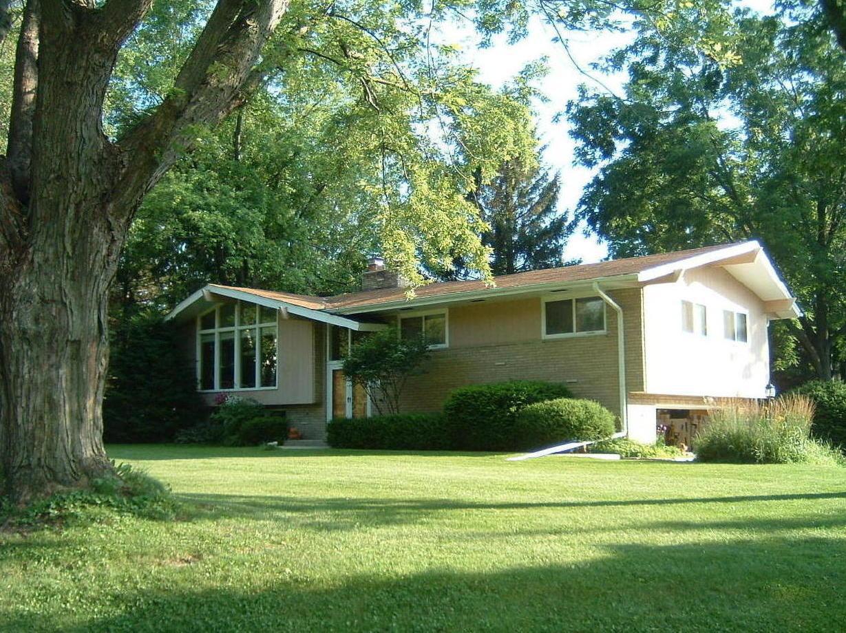 W226N301 Lexington Dr., Pewaukee, WI 53186