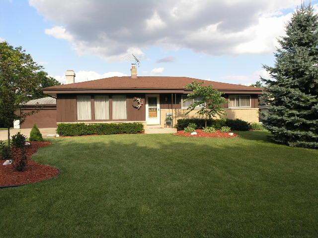 218 Sunset Dr., Pewaukee, WI 53072