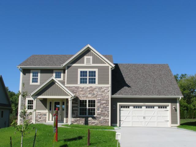1716 Highland View Dr., West Bend, WI 53095