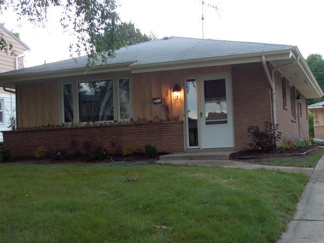 1422 W Maplewood Ct., Milwaukee, WI 53221