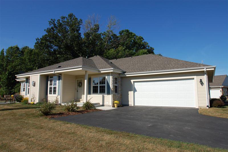 1407 E Buckwood Dr., Oak Creek, WI 53154