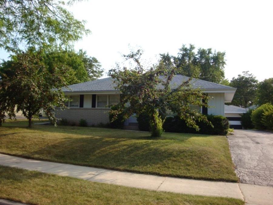 W151N8349 Thomas Dr, Menomonee Falls, WI 53051