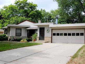 2957 N 121st St., Wauwatosa, WI 53222