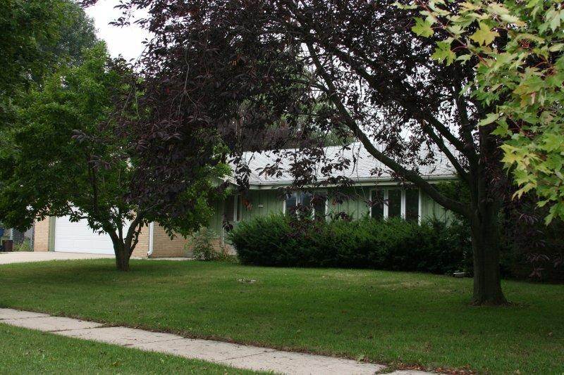 8059 S Waring Dr., Oak Creek, WI 53154