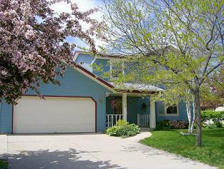 8179 S Wilding Dr, Oak Creek, WI 53154