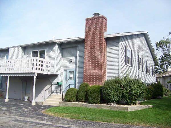 10318 W Parkwood Dr #D, Franklin, WI 53132