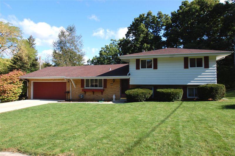 808 Oakwood Dr., Waukesha, WI 53186