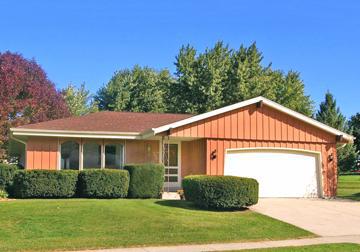 984 Bartlett Dr., Oconomowoc, WI 53066