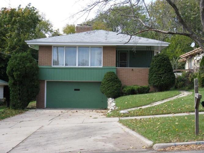 2373 N 113th St, Wauwatosa, WI 53226