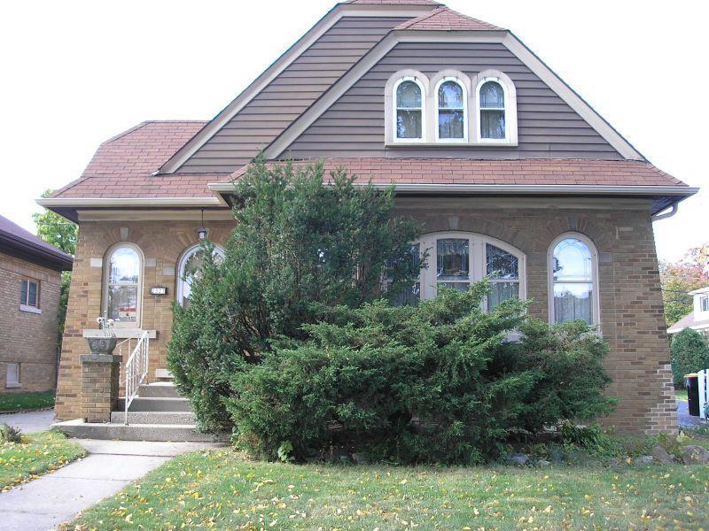 2327 N 73rd St, Wauwatosa, WI 53213