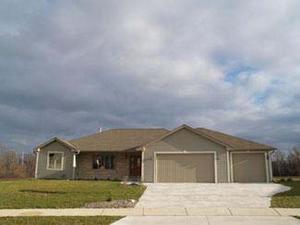 1925 Creekside Pl., West Bend, WI 53095