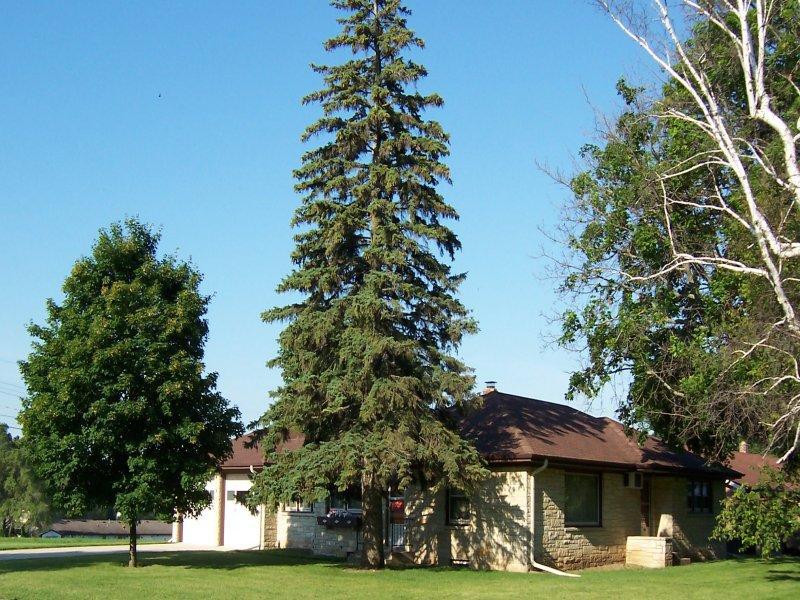 233 Macarthur Dr., Mukwonago, WI 53149