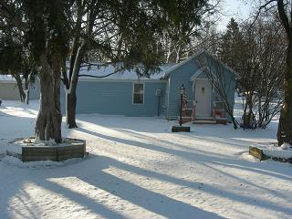 851 Armour Rd, Oconomowoc, WI 53066