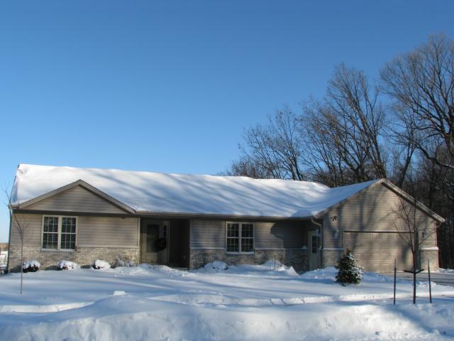 1118 Woods Edge Dr, Hartford, WI 53027